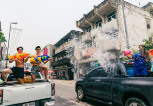ピックアップトラックでチェンマイのソンクラーンフェスティバルに参加するマッチョ@สงกรานต์　ผู้ชายเซ็กซี่　ล่ำ