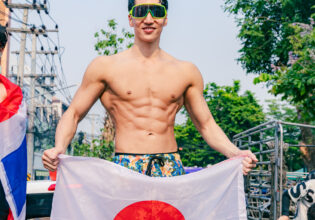 ソンクランで日本国旗を掲げるマッチョ＠japanese macho man at songkran