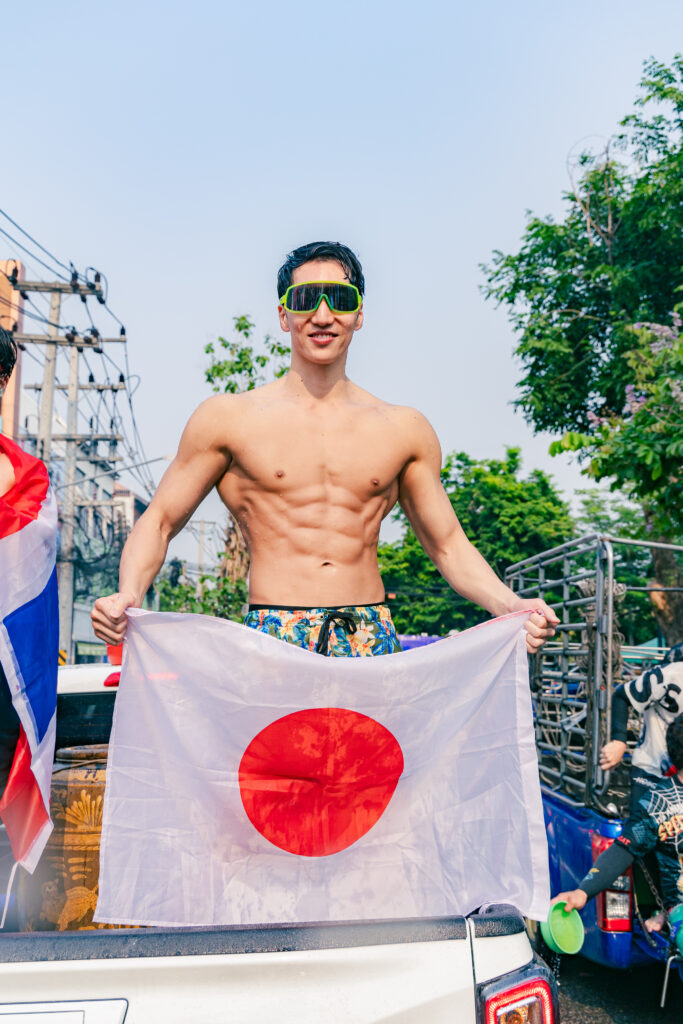 ソンクランで日本国旗を掲げるマッチョ＠japanese macho man at songkran