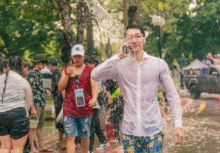 ソンクラン期間にチェンマイへ出張に来て水かけ祭りに巻き込まれるマッチョビジネスマン＠songkran chiangmai handsome