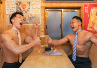 焼鳥居酒屋で乾杯するマッチョ@japanese Izakaya muscle stock photo for reference