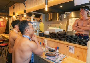 居酒屋で談笑するマッチョ@japanese izakaya yakitori muscle stock photo
