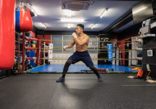 ボクシングフットワークのトレーニングするマッチョ＠格闘技　フリー素材