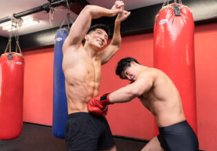腹筋をパンチで鍛えるマッチョ@ボクシング　筋肉