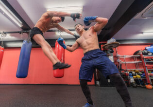 ボクサーのアッパーでぶっ飛ばされるマッチョ@boxing stockphoto reference