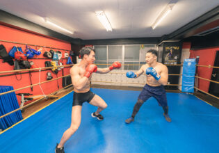 ボクシングのスパーリングするマッチョ@boxer fighting stock photo
