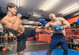 空手家の三日月蹴りを食らうボクサーマッチョ@karate vs boxing fihter