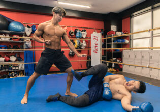 倒したボクサーに残心する空手家マッチョ@MMA　KARATE VS Boxing fighter