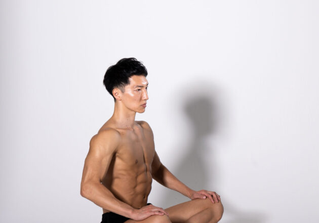 【360度ポーズ】あぐらのマッチョ｜あぐらで座る筋肉男性のポーズ資料｜muscular man sitting cross-legged, body reference