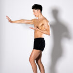 魔法詠唱のマッチョ（片手を相手に向けて）(360度のマッチョ)@muscular man pose reference