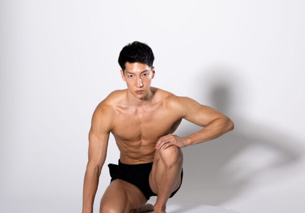 【360度ポーズ】畳立て膝のマッチョ｜畳で片膝を立てる筋肉男性のポーズ資料｜muscular man kneeling with one knee up, body reference
