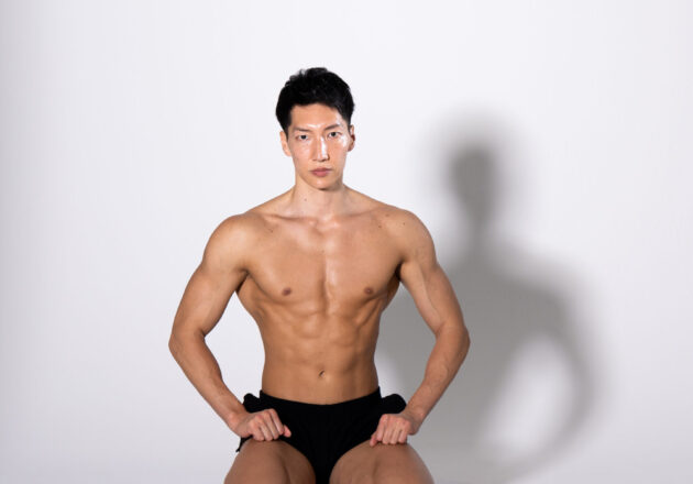 【360度ポーズ】正座のマッチョ｜正座をする筋肉男性のポーズ資料｜muscular man sitting in seiza, body reference