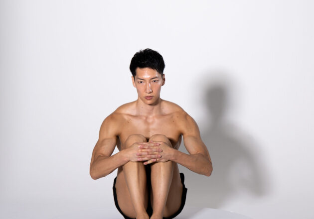 【360度ポーズ】体育座りのマッチョ｜体育座りをする筋肉男性のポーズ資料｜muscular man sitting with knees up, body reference
