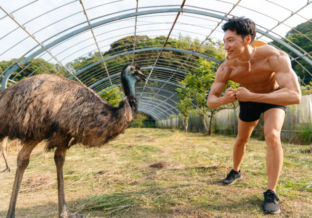 エミューと筋肉自慢するマッチョ@animals and muscular man