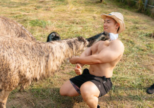 エミューに大胸筋から餌を与えるマッチョ@emu animals muscular man