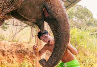 動物とマッチョ＠elephant care camp in Thailand