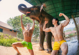 象と共に雄叫びを上げるマッチョ@elephant and muscularmen
