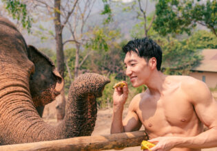 子象にバナナをあげるマッチョ@ช้าง　นายแบบ