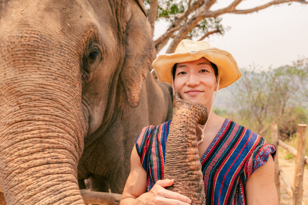 象に顎を吸われるマッチョ@インバウンド観光客　タイ