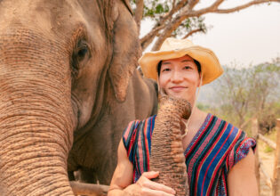 象に顎を吸われるマッチョ@インバウンド観光客　タイ