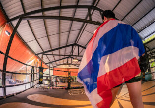 ムエタイのリングとタイ国旗　フリー素材　写真