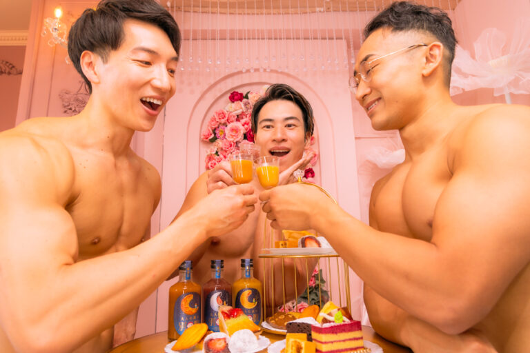 梅乃宿酒造「大人の夜の別腹」を取り入れたマッスルプラスのコラボ写真