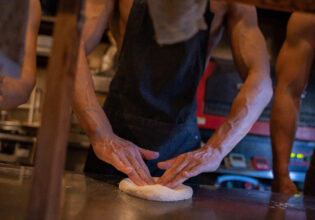 ピザ生地を伸ばすマッチョ@pizza shop stockphoto