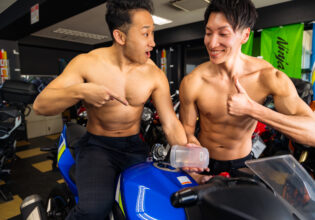 バイクの燃料タンクにしっかりプロテインを入れるマッチョ@フリー素材