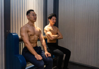 ベンチでの休憩がサウナに見えるマッチョ