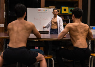 アミノ酸の分子構造を体に叩き込むマッチョ@研究者　マッチョ