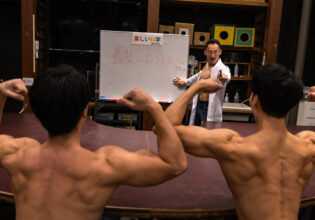 アミノ酸の分子構造を体に叩き込むマッチョ@researcher muscular men
