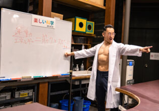 アミノ酸の分子構造を体に叩き込むマッチョ@研究者　マッチョ