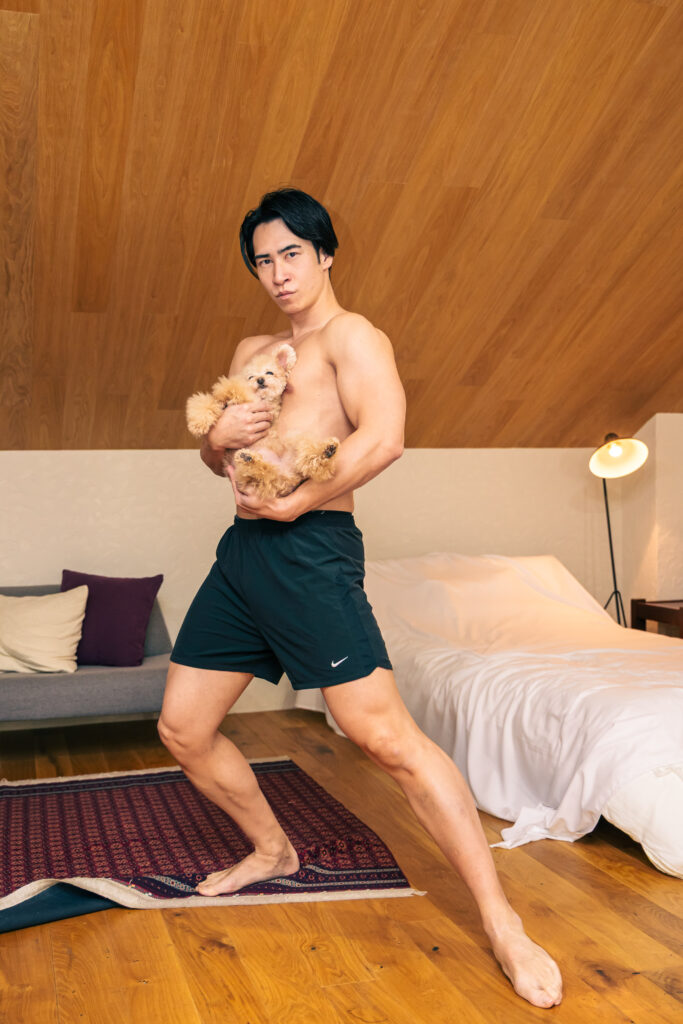 ワンちゃんを抱っこするマッチョ@犬好きタレント　マッチョ