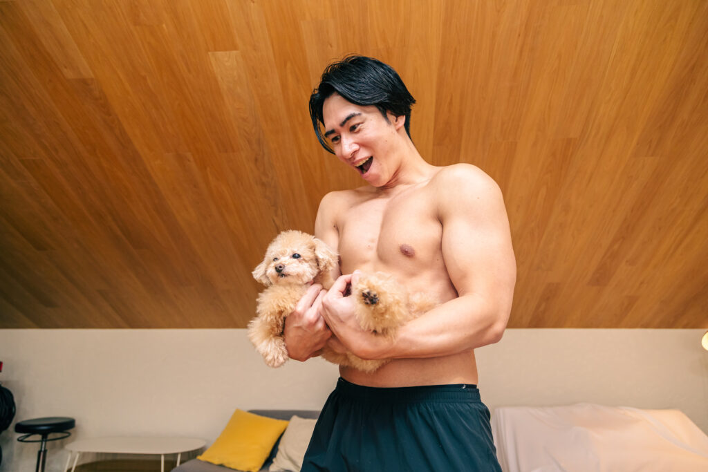 ワンちゃんを抱っこするマッチョ@犬好きタレント　マッチョ