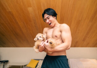 ワンちゃんを抱っこするマッチョ@犬好きタレント　マッチョ