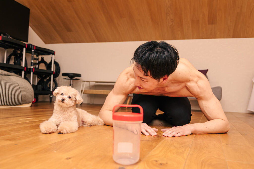 「待て」のワンちゃんとマッチョ@マッチョ　動物