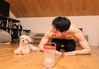 「待て」のワンちゃんとマッチョ@マッチョ　動物