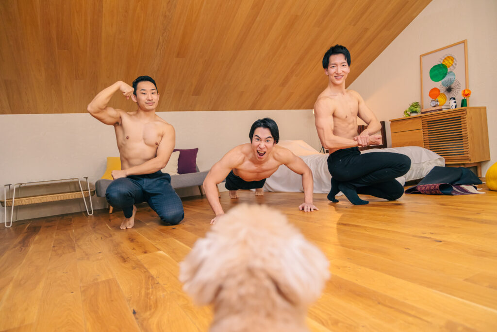 犬の気を引こうと必死なマッチョ@フリー素材