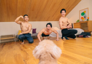 犬の気を引こうと必死なマッチョ@フリー素材