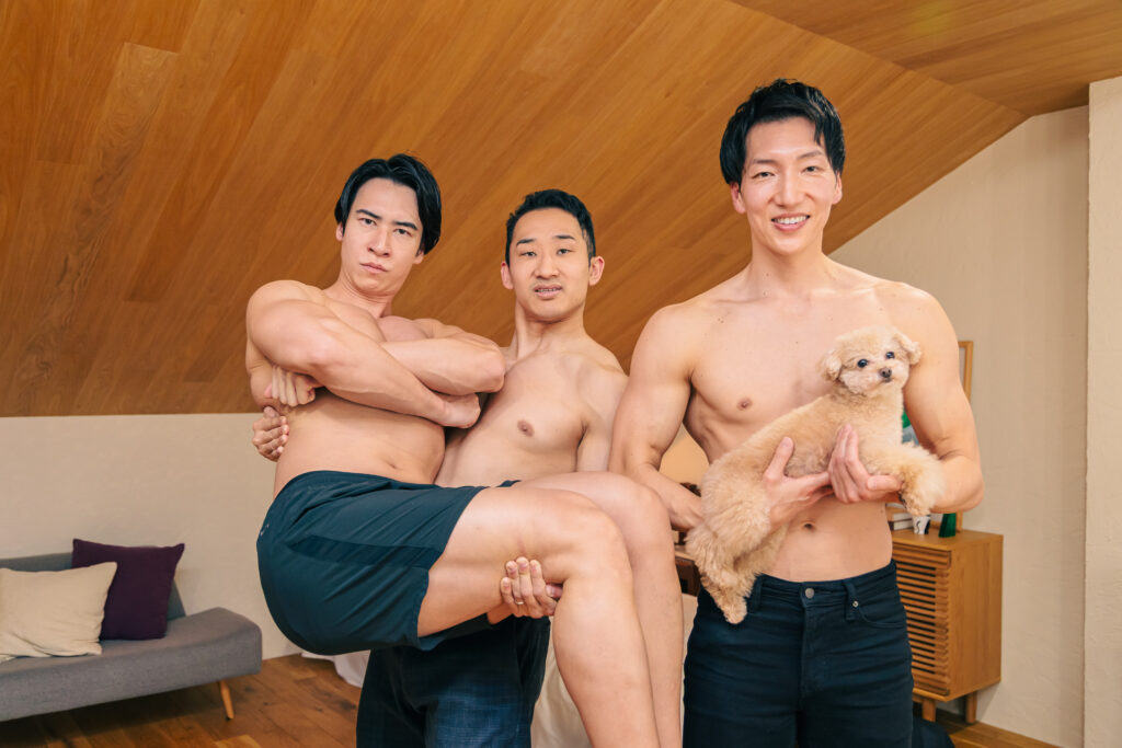 ワンちゃんを抱っこするマッチョ@ストックフォト