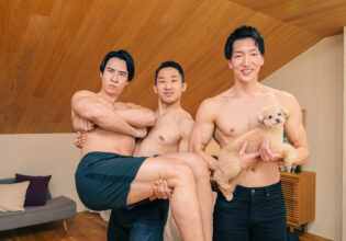 ワンちゃんを抱っこするマッチョ@ストックフォト