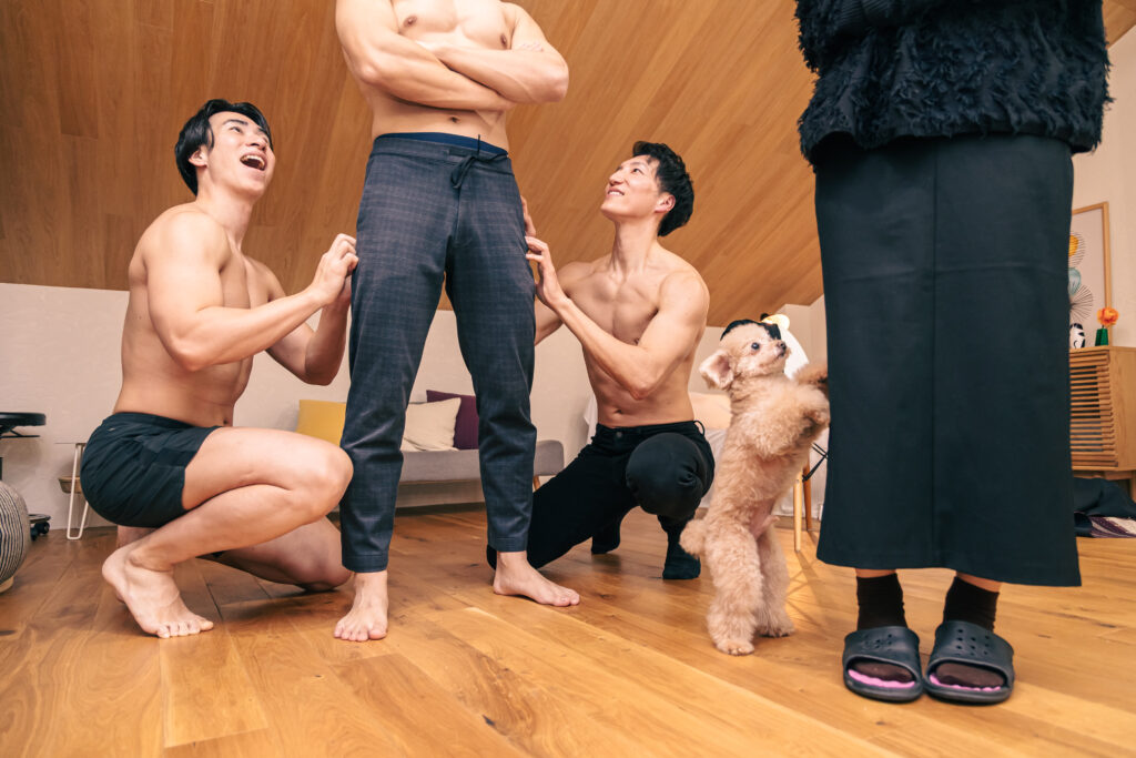 ご主人様にかまってほしいワンちゃんとマッチョ@犬　フリー素材　画像