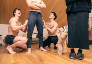 ご主人様にかまってほしいワンちゃんとマッチョ@犬　フリー素材　画像