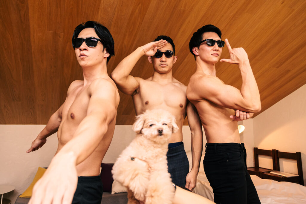 ワンちゃんをボディガードするマッチョ@犬好きタレント　マッチョ