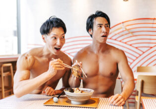たんぱく質をこっそり頂くマッチョ/マッチョフリー素材