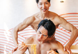 筋トレでカロリー相殺するマッチョ/フリー素材　ラーメン