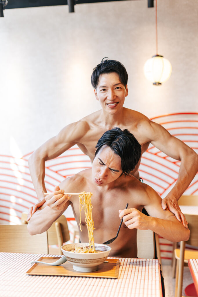 筋トレでカロリー相殺するマッチョ/フリー素材　ラーメン
