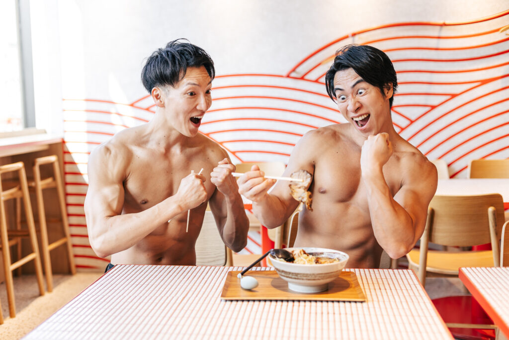 ラーメンのたんぱく質に喜ぶマッチョ/フリー素材　ラーメン