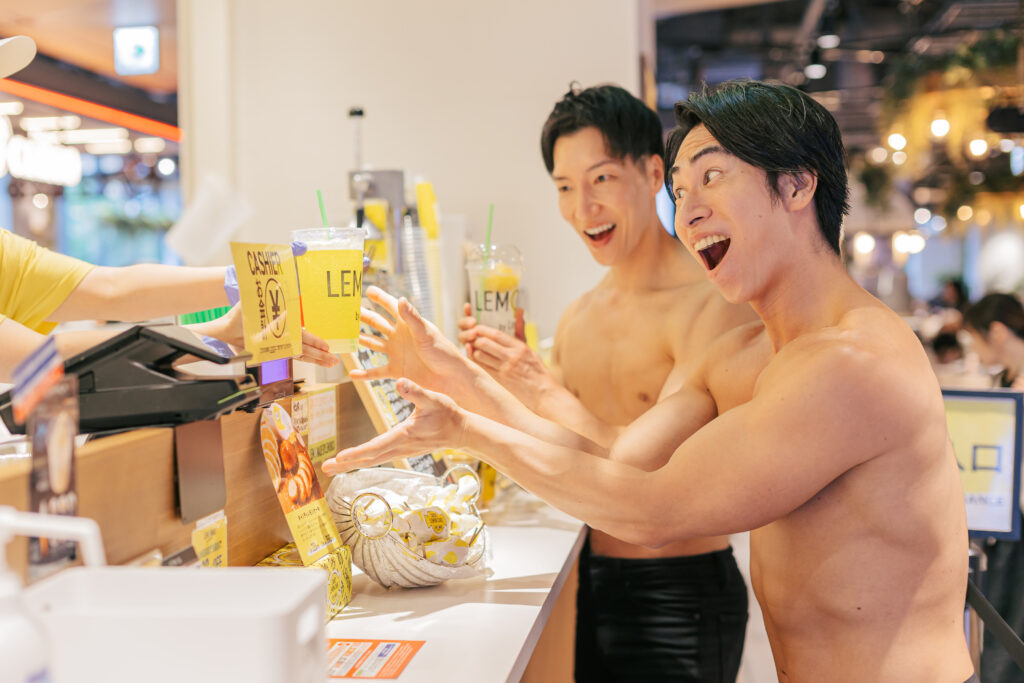 クエン酸欲しすぎるマッチョ/レモネード　フリー素材