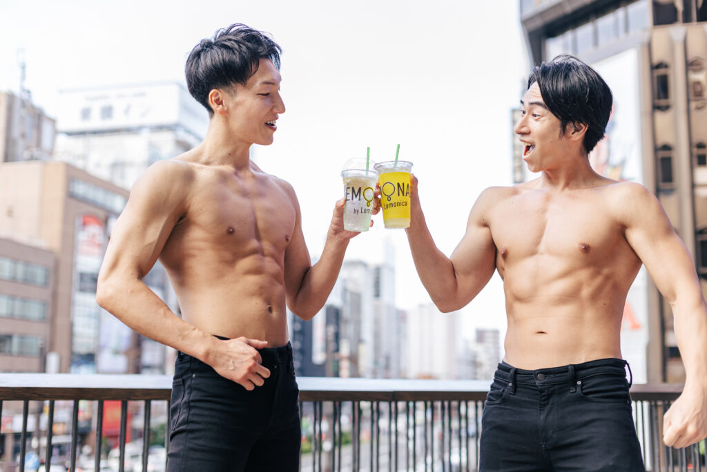 レモネードで乾杯するマッチョ/マッチョフリー素材